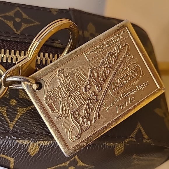Louis Vuitton 2004 Articles de Voyage gold medallion key holder Collectors Piece - Picture 1 of 10